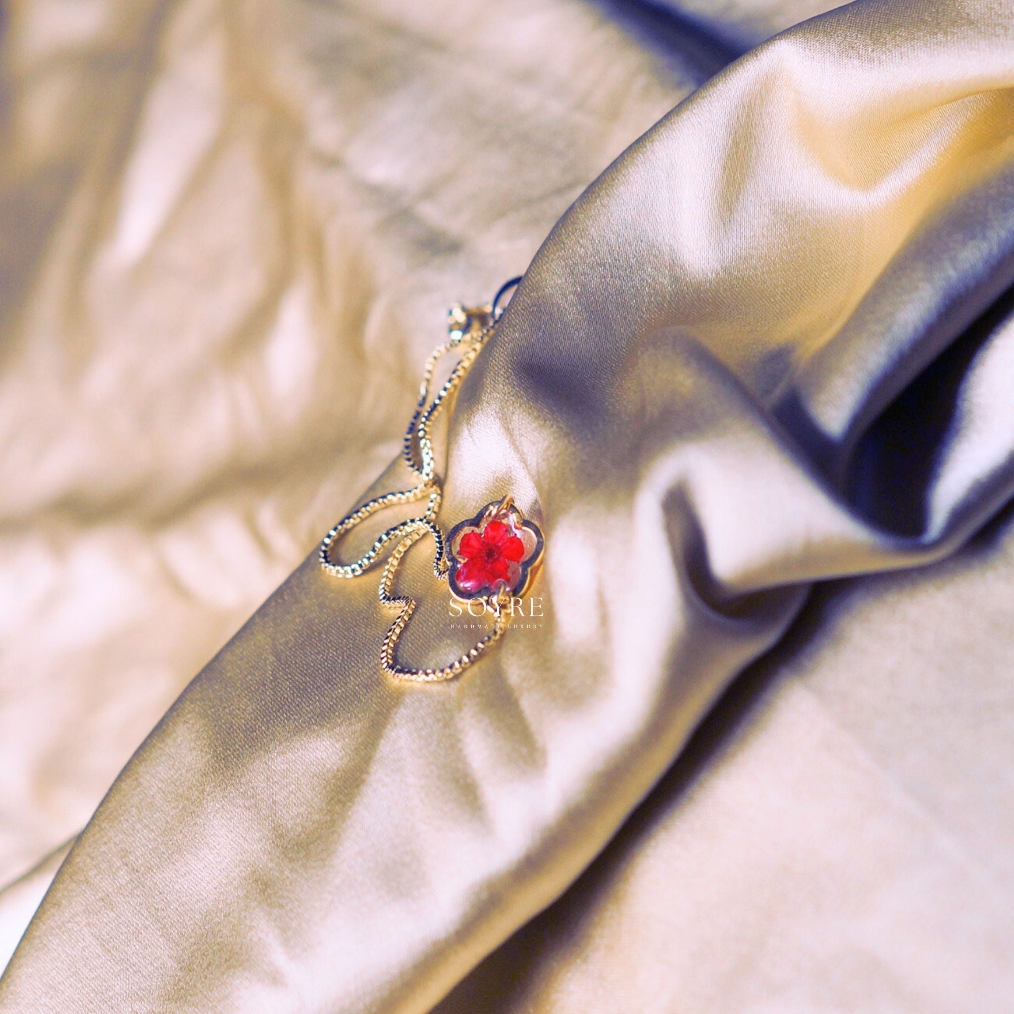 Handmade resin bracelet made of real flowers