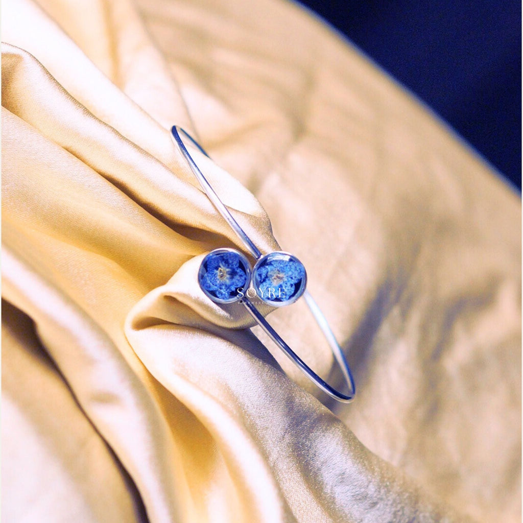 Handmade bracelet made of real flowers