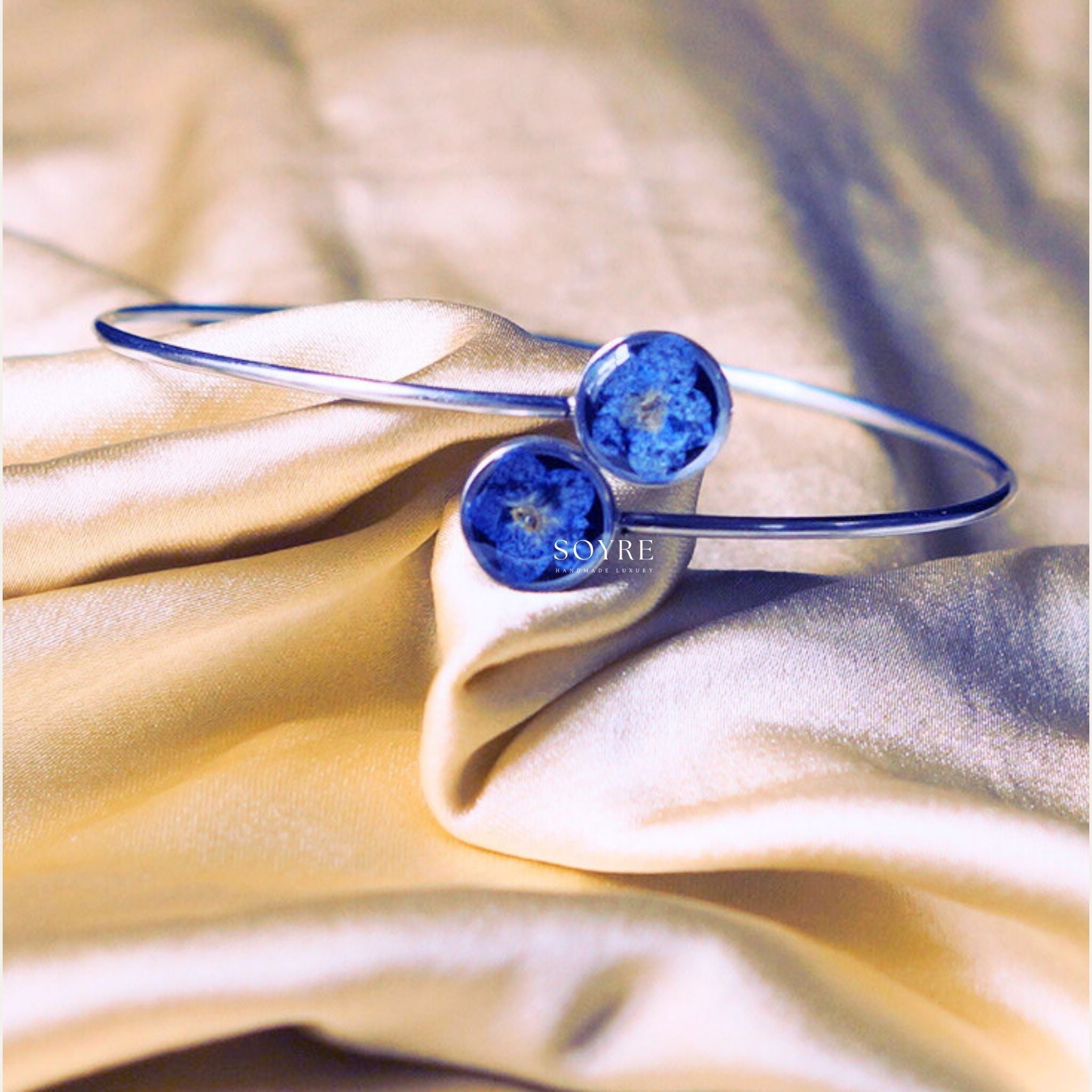 Handmade resin bracelet made of real flowers