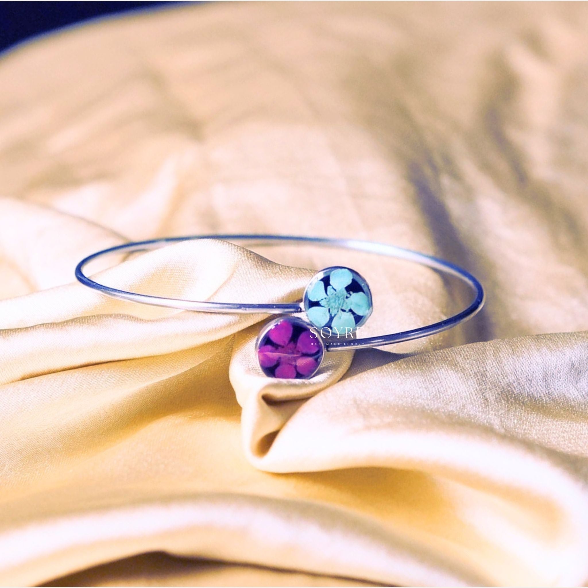 Handmade resin bracelet made of real flowers